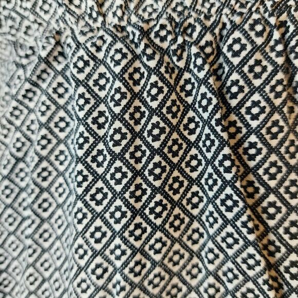 Old Navy Black And White Pattern Dress With Elastic Waist - Picture 3 of 9